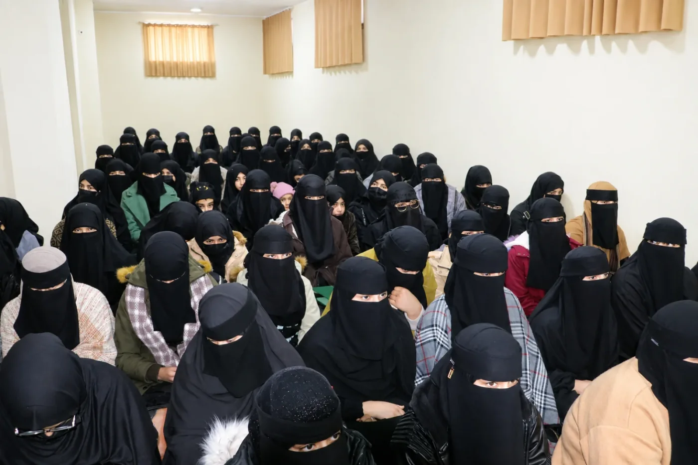 گروهی از شرکتکنندگان برنامه هفتگی نسیم ایمان در فضای آموزشی